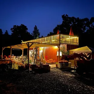 It was so COZY, the tasting room was our favorite place, we coulda stayed there for HOURS!!