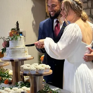 The happy couple cutting the cake.