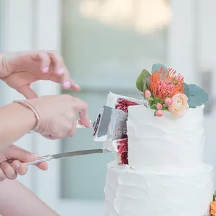 I mean come on!!! How beautiful is that cake!?!?!