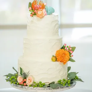 Cynthia also decorated the cake with fresh flowers we provided.