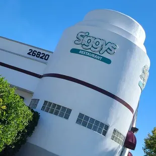 the exterior of siggys restaurant