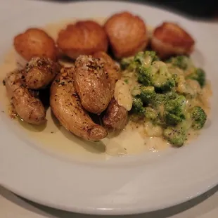 Scallops with potatoes and broccoli