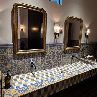 Men&apos;s bathroom