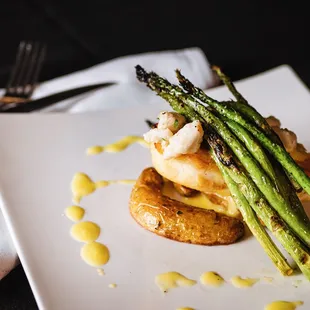 Halibut Oscar : Canadian halibut with lump crab, oven-roasted fingerling potato, grilled asparagus, and hollandaise sauce