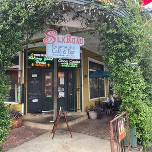 Corner entry &amp; sidewalk seating