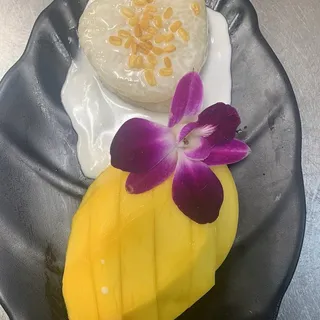 Mango with Sticky rice (Khao Neaw Mamuang)