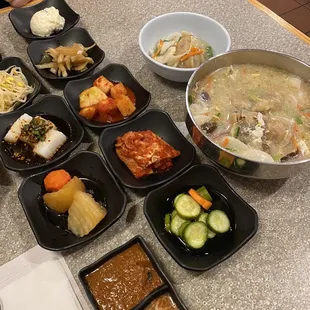 Side dishes and rice cake dumpling soup