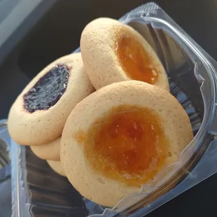 Apricot and blackberry cookies. Not excessively sweet and is best paired with coffee or tea.