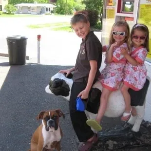 Watch kids and dogs grow up with annual Moolinda pictures! Dogs get free treats at Silver Dairy!