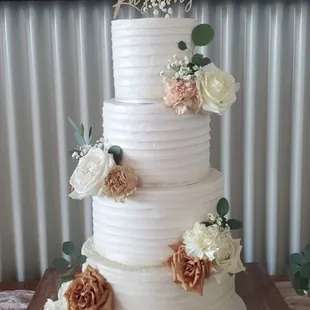 4 tier horizontal facet design wedding cake