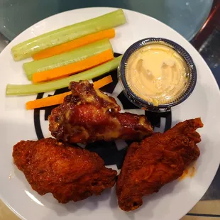 What it all looked like once I had it on my plate. Wings, celery, carrots and honey mustard.