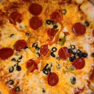 Green peppers, black olives, pepperoni. Medium pizza 14"... Wish there were more toppings