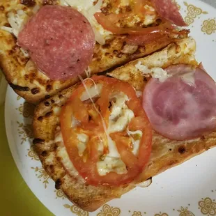 . ,  below negative!. 1 slice of tomato, 2 slices of canadian ham, a slice of pepperoni!!!!! This IS not worth it!!