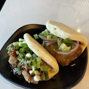 Spicy chicken bun / Pork belly bun