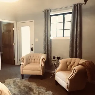 Sitting area in room.