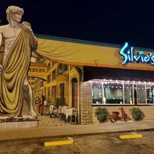 The mural outside suggested we'd have an epic dining experience and we certainly did!!