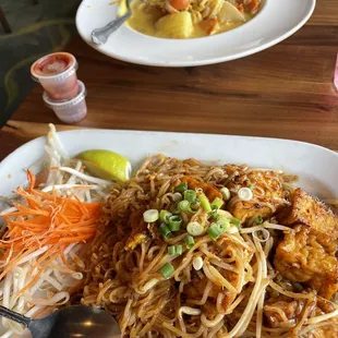 Chicken yellow curry and tofu pad Thai