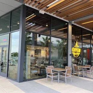 the outside of a restaurant