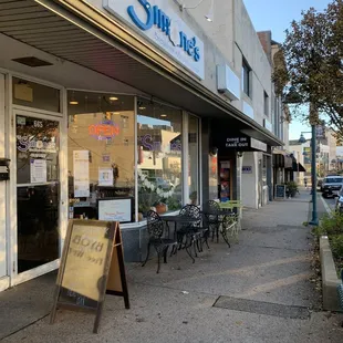 the outside of a restaurant