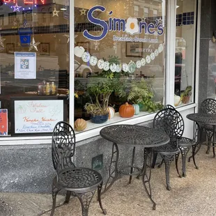 the outside of a restaurant