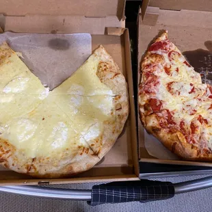 wo slices of pizza in a box