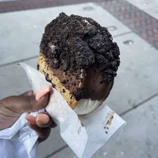 Cookie sandwich with tiramisu and oreos