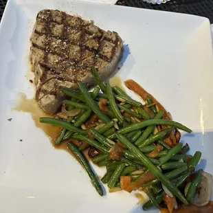 Grilled tuna with green beans.