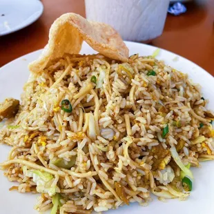 Why choose rice or noodle when you can have the best of both world in this Nasi Goreng Jawa?! Pic by @lifeonaplate_