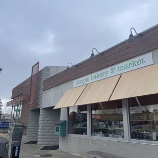 the outside of a restaurant