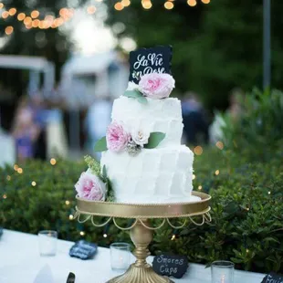 Our gold cake stand looks so romantic with this wedding cake.