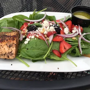 Spinach and berry salad with salmon