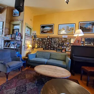 Little cute area, very cozy.