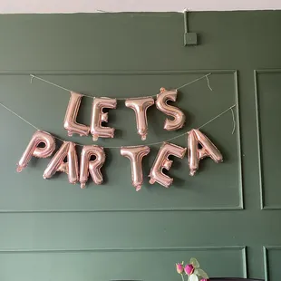 Complimentary decorations for the party