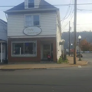 the front of a restaurant on the corner of a street