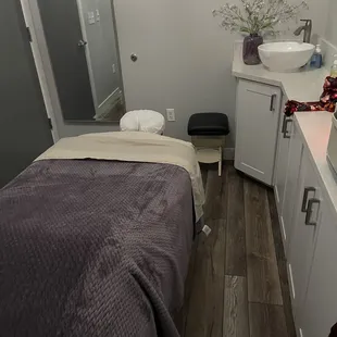 Very relaxing room light was dimmed during the session.