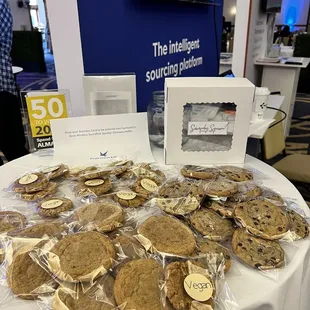 a table full of cookies