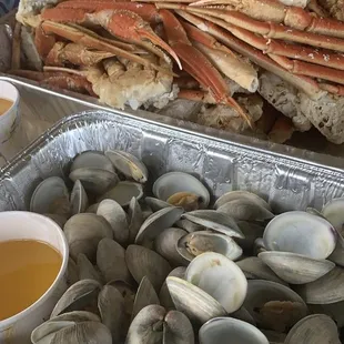 a tray of steamed clams