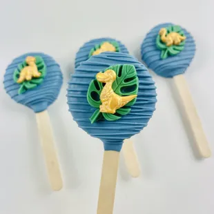 a hand holding a blue lollipop