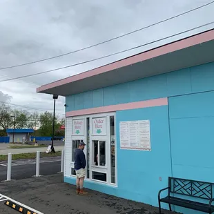 Social-Distance outdoor ordering area