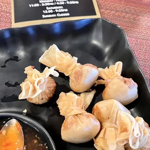 Golden Money Bags..  (･‿･) /ﾟ*:｡ﾟ Too bad I had to share-lol.  If you love Filipino lumpia, you'll enjoy this appetizer!