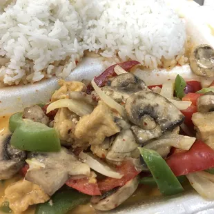 Simply Thai Peanut Curry is to die for - that sauce! Ordered mild+ with tofu.