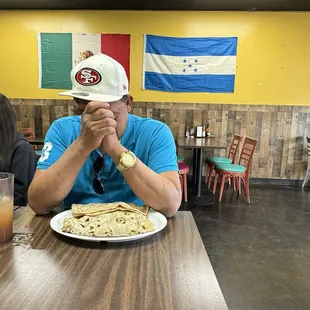 Mi tío dando gracias por estas baleadas tan deliciosas.