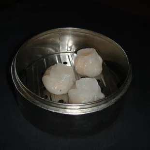 scallops in a steamer basket
