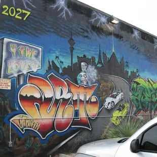 A bonus - a mural on the side of Billy Mac&apos;s Auto Repair where the food wagon is parked.
