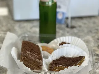 L’Avenue Hats & Bakery