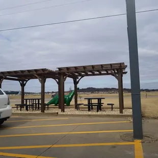 Better picture of the outdoor seating.