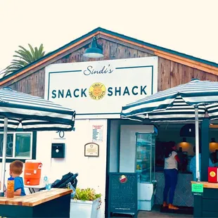 Drive up view, &amp; deck to eat at.