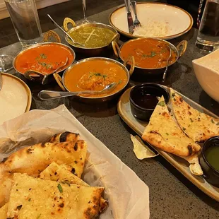 Four kinds of curry and garlic naan