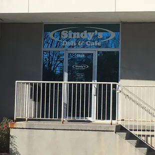 the entrance to sindy's deli and carryout