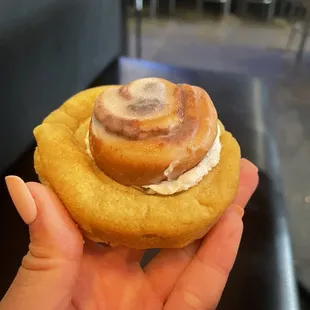 Cinnamon roll cookie